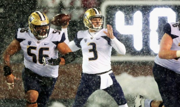 PULLMAN, WA - NOVEMBER 23: Quarterback Jake Browning #3 throws a pass while be defefended by Nick H...