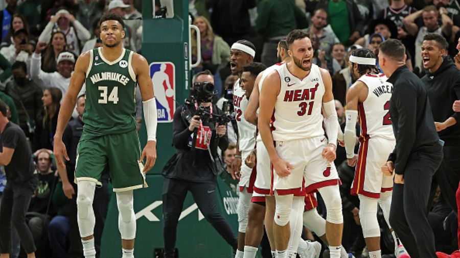 miami heat celebrate beating milwaukee bucks...
