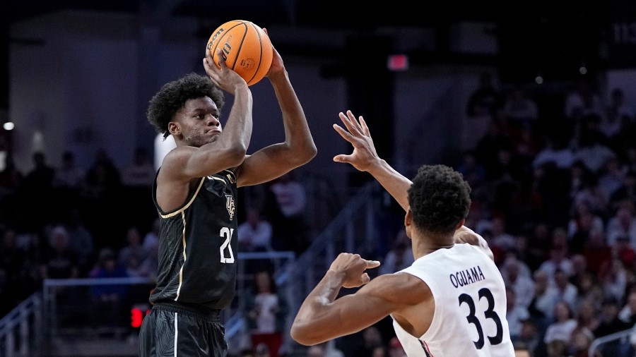 Taylor Hendricks #25 of the UCF Knights is a popular name for the Utah Jazz by mock draft outlets...